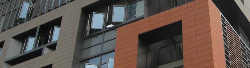 Терракотовые панели на фасаде здания